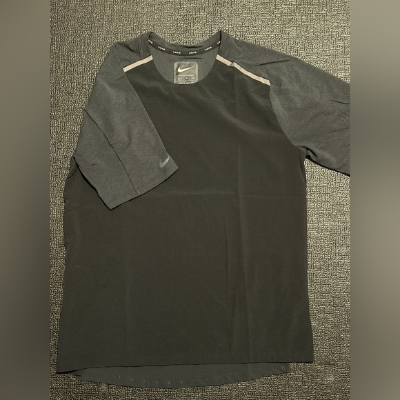 Nike tshirt - Picture 1 of 3